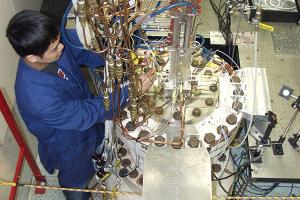 Tech working in the supersonic combustion facility