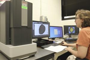 Student using Hirox Desktop SEM