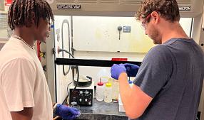 High school student working with CHE grad student mentor in chemical engineering lab