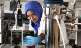 Farjana Tonni working in a lab